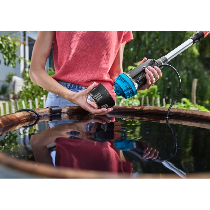 Akkusadevesipainepumppu Gardena 2600 Comfort 18V, P4A akulla