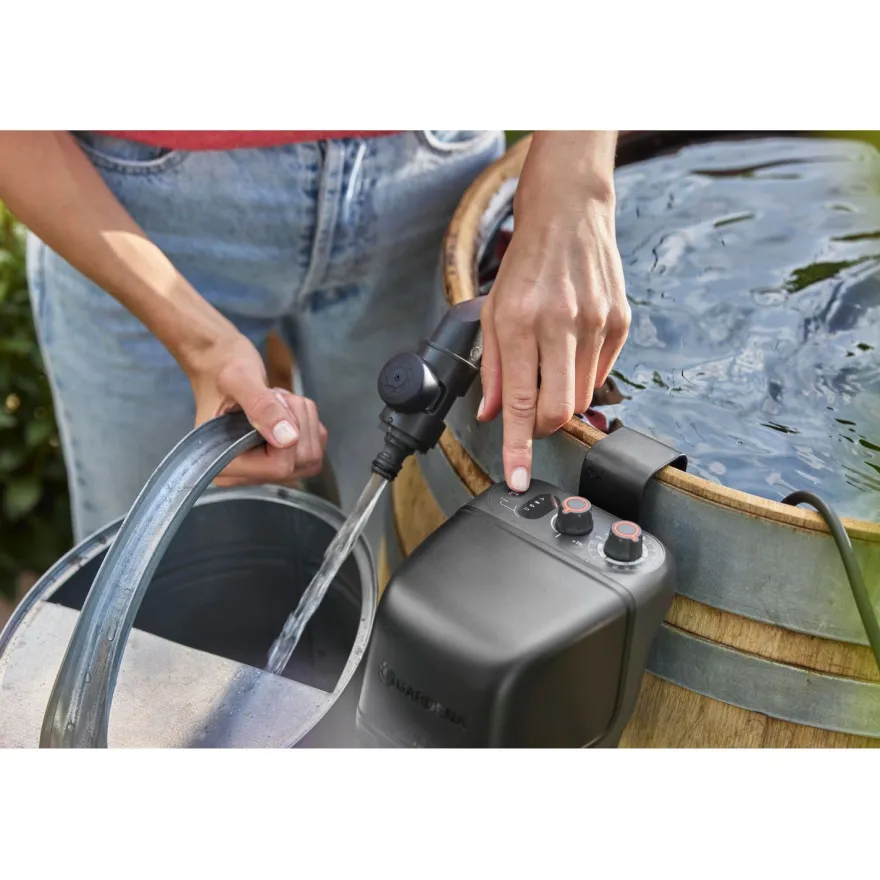 Akkusadevesipainepumppu Gardena 2600 Comfort 18V, P4A akulla
