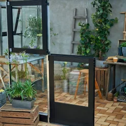 Kasvihuone Veranda 4,4m², antrasitmusta alumiinirunko, turvalasit, kennolevykatto