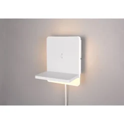 LED-seinävalaisin latausasemalla Trio Fairfield