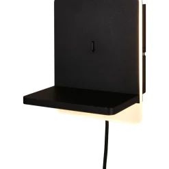 LED-seinävalaisin latausasemalla Trio Fairfield