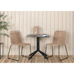 Parvekeryhmä Venture Home, 70x70cm Way-pöytä + 2 ruskeaa, pinottavaa Lindos-tuolia