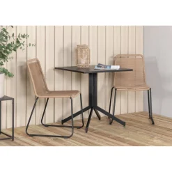 Parvekeryhmä Venture Home, 70x70cm Way-pöytä + 2 ruskeaa, pinottavaa Lindos-tuolia
