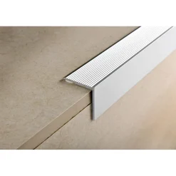Porraskulmalista Progress Profiles Prowalk, tarrakiinnitys, 30x30mm, 0,9m, anodisoitu hopea