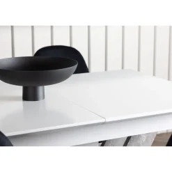 Ruokailuryhmä Venture Home, jatkettava Disa-pöytä + 4 mustaa Polar-tuolia