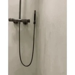Sisustuslaasti Dekofloor Stucco märkätilaan eri värejä