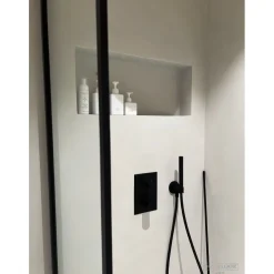 Sisustuslaasti Dekofloor Stucco märkätilaan eri värejä