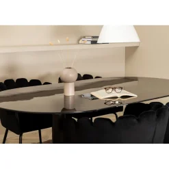 Soikea ruokailuryhmä Venture Home, 180x100cm Pillan-pöytä + 4 mustaa Limhamn-tuolia, sametti